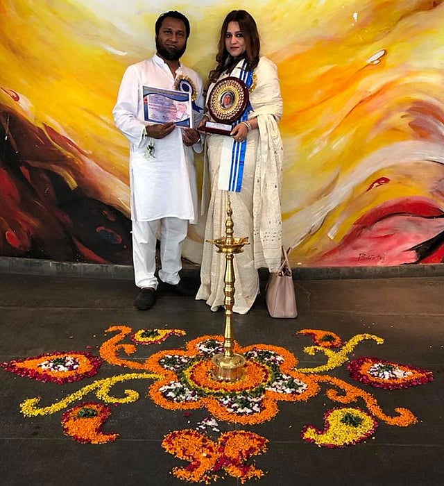 পুরস্কার হাতে কৌশিক হোসেন তাপস ও ফারজানা মুন্নী, ছবি-ফেসবুক থেকে নেওয়া