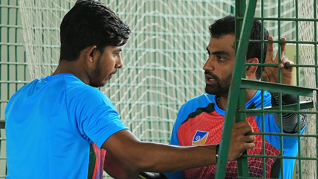 মোসাদ্দেককে কী যেন বোঝাচ্ছেন তামিম। আলোচনার বিষয়টা না জানা গেলেও মোসাদ্দেকের চিন্তিত মুখ বলে দিচ্ছে ভালোই বিপাকে পড়েছেন। ছবি: শামসুল হক