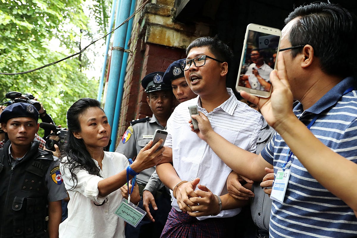 আদালত প্রাঙ্গণ ছাড়ার সময় সাংবাদিকদের সঙ্গে কথা বলেন ওয়া লোন। ইয়াঙ্গুন, মিয়ানমার, ২৭ আগস্ট। ছবি: রয়টার্স