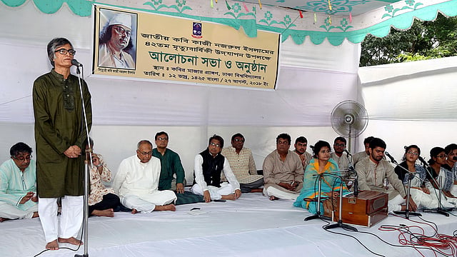 সমাধি প্রাঙ্গণে আলোচনা অনুষ্ঠানে বক্তব্য দেন ঢাকা বিশ্ববিদ্যালয়ের সহ-উপাচার্য মুহাম্মদ সামাদ