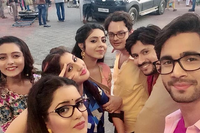 ‘কে আপন কে পর’ সিরিয়ালের একঝাঁক তরুণ তারকা। শুটিং শুরুর খুশিতে এই সেলফি তুলে ফেসবুকে পোস্ট করেন শ্রীময়ী