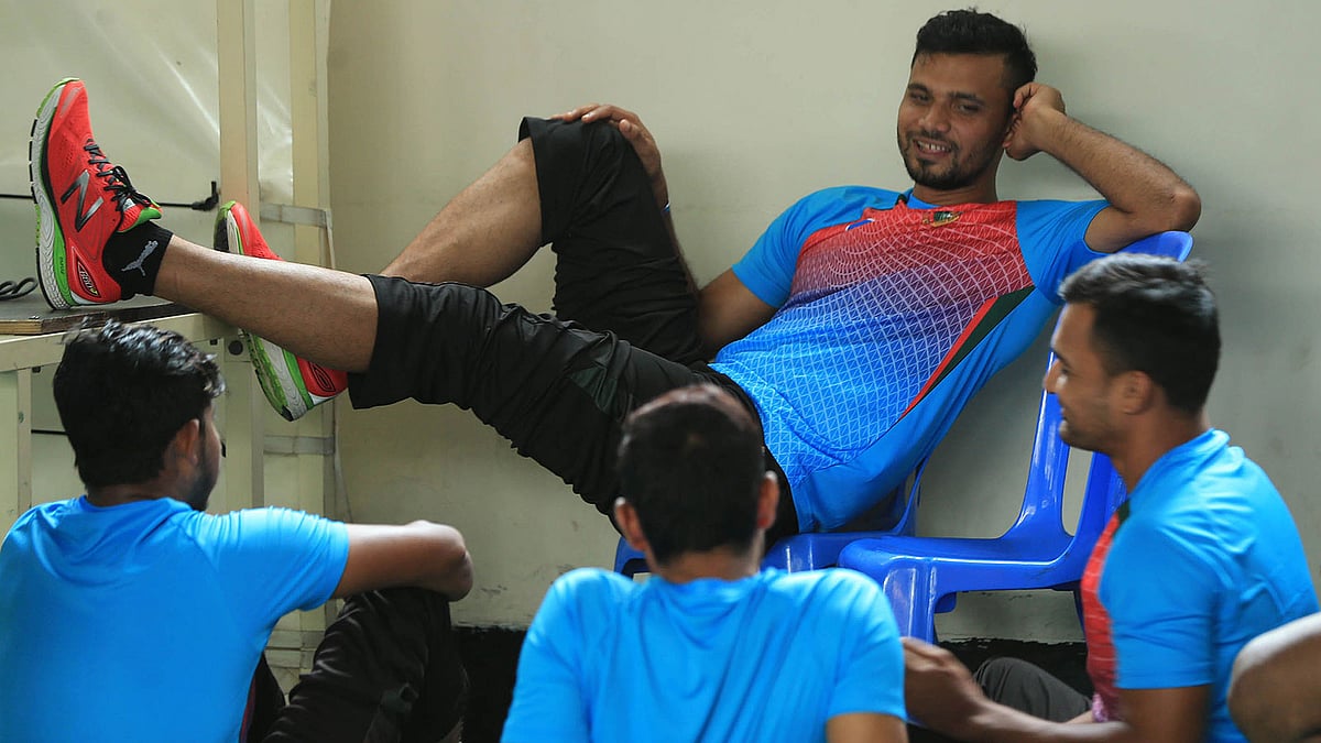 মাশরাফির কথা মনোযোগী ছাত্রের মতো শুনছেন তরুণ সতীর্থরা। ছবি: প্রথম আলো