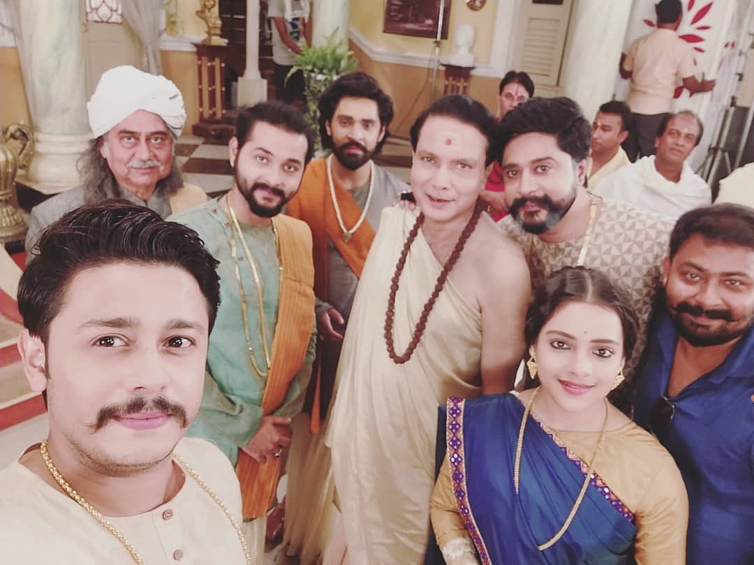 ইন্দ্রপুরী স্টুডিওতে ‘রানি রাশমণি’র শুটিংয়ের ফাঁকে প্রীতম দাসের সেলফিতে অন্য শিল্পীরা। ছবি: ফেসবুক থেকে নেওয়া