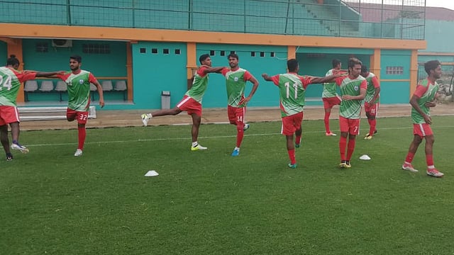 অনুশীলনে বাংলাদেশ জাতীয় ফুটবল দল। ফাইল ছবি