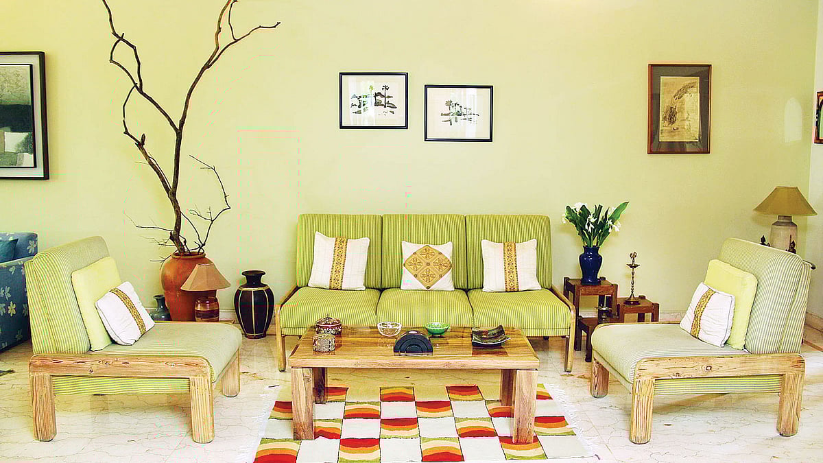 কাঠের আসবাবের স্থায়িত্ব বাড়াতে নিয়মিত বার্নিশ করা প্রয়োজন