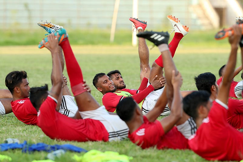 শ্রীলঙ্কার বিপক্ষে মাঠে নামার আগে গতকাল অনুশীলনে ব্যস্ত বাংলাদেশ দল। ছবি: শামসুল হক