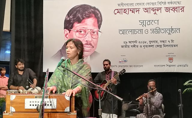 আবদুল জব্বারের গাওয়া ‘আমি প্রদীপের মতো রাত জেগে জেগে’ গানটি গেয়ে শোনান শিল্পীর কন্যা জেসমিন জব্বার