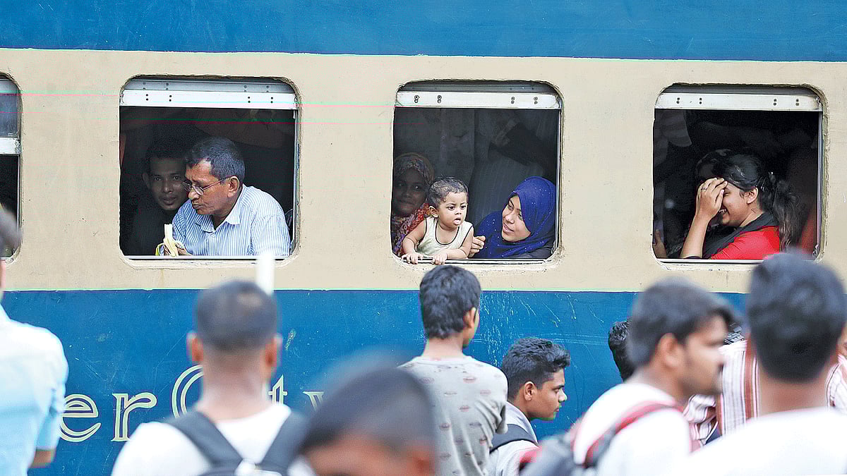 গণপরিবহনে নবজাতককে মায়ের বুকের দুধ খাওয়ানোর ব্যবস্থা থাকা উচিত। ছবি: সাজিদ হোসেন