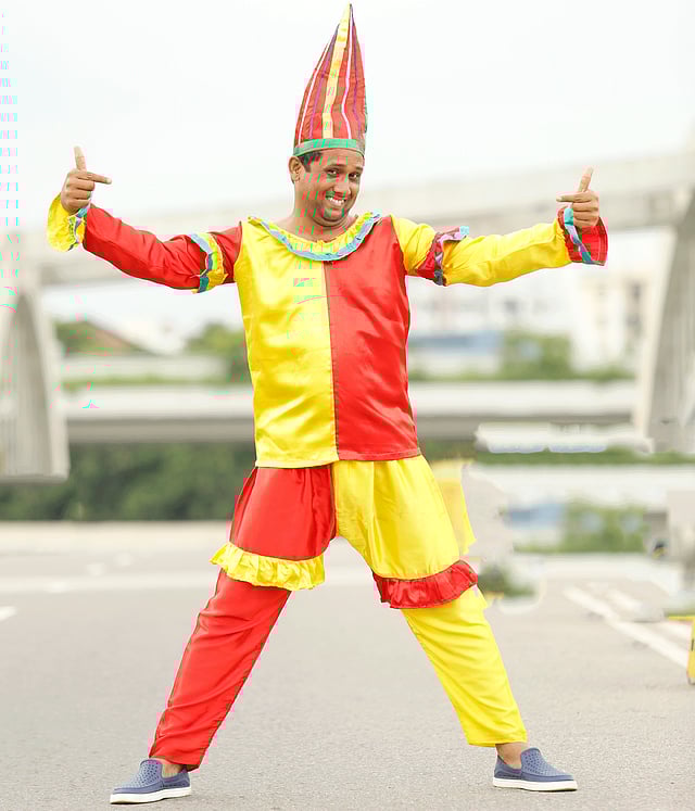 উদ্ভট পোশাক পরে নয়, বরং নিজের ব্যক্তিত্ব দিয়ে অন্যের দৃষ্টি আকর্ষণ করা স্বাভাবিক আচরণ। মডেল: সুজাত শিমুল, ছবি: সুমন ইউসুফ