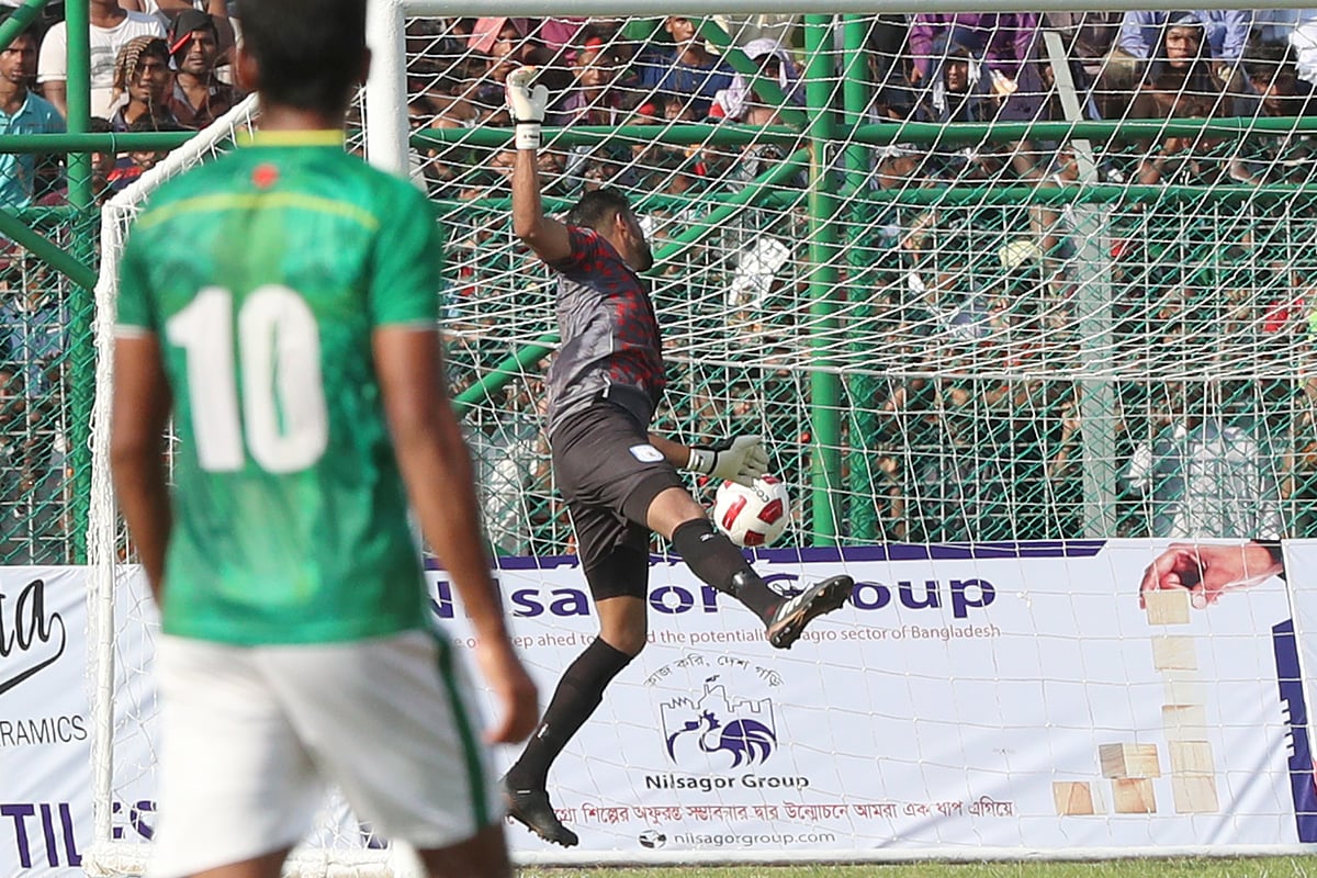 গোলরক্ষক এগিয়ে থাকার পূর্ণ সুযোগ নিয়েছেন শ্রীলঙ্কান ফরোয়ার্ড ফজল। চেষ্টা করেও জালে বল যাওয়া ঠেকাতে পারেননি বাংলাদেশ গোলরক্ষক সোহেল। ছবি: শামসুল হক