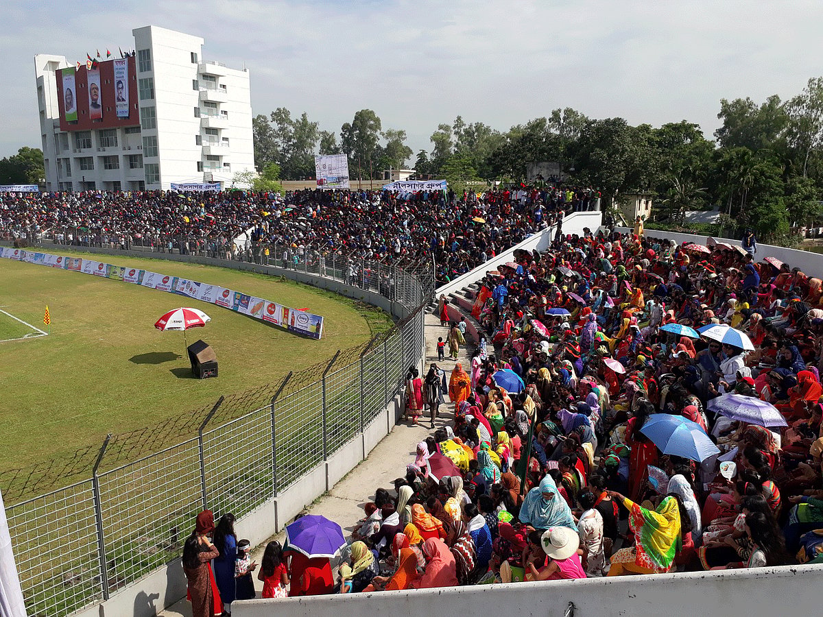 বাংলাদেশ ফুটবল দলের প্রীতি ম্যাচ দেখতে গ্যালারিতে অগণিত দর্শকের ভিড়। ছবি: প্রথম আলো