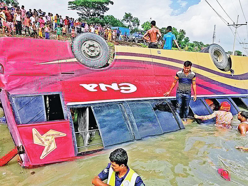 ঢাকা-সিলেট মহাসড়কের ব্রাহ্মণবাড়িয়ার সরাইল উপজেলার বৈশামুড়া এলাকায় গতকাল দুপুরে সিলেটগামী এনা পরিবহনের যাত্রীবাহী বাস বেপরোয়া গতিতে চলার সময় নিয়ন্ত্রণ হারিয়ে খাদে পড়ে যায়। এতে ৩ জন নিহত ও ২০ জন যাত্রী আহত হন।  ছবি: প্রথম আলো