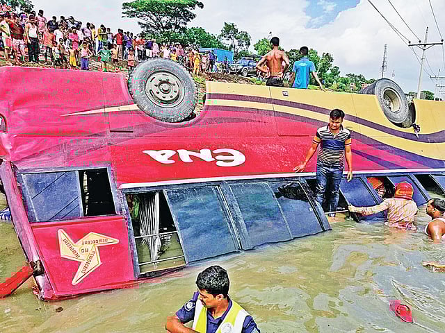 ঢাকা-সিলেট মহাসড়কের ব্রাহ্মণবাড়িয়ার সরাইল উপজেলার বৈশামুড়া এলাকায় গতকাল দুপুরে সিলেটগামী এনা পরিবহনের যাত্রীবাহী বাস বেপরোয়া গতিতে চলার সময় নিয়ন্ত্রণ হারিয়ে খাদে পড়ে যায়। এতে ৩ জন নিহত ও ২০ জন যাত্রী আহত হন।  ছবি: প্রথম আলো