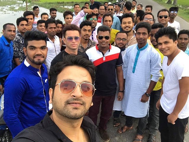 ‘জান্নাত’ দেখতে যাওয়ার আগে সাইমনের সেলফিতে বন্ধুরা