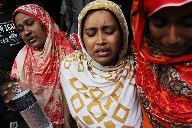 সন্তান আকিফাকে হারিয়ে বিধ্বস্ত রিনা খাতুন। ঢামেক, ৩০ আগস্ট। ছবি: দীপু মালাকার