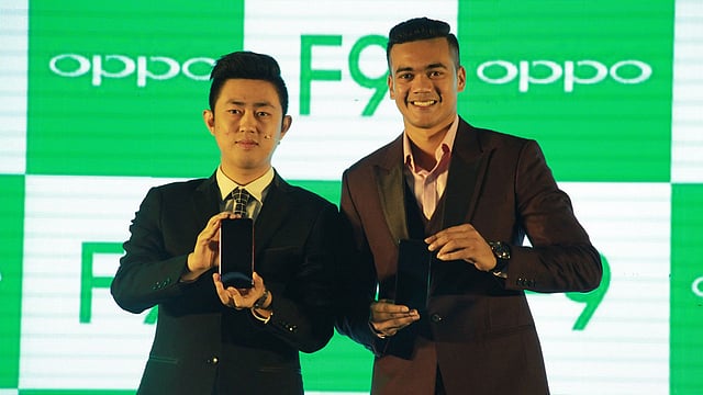এফ৯ মডেলের ফোনের ঘোষণা দেন অপো বাংলাদেশের ব্যবস্থাপনা পরিচালক ড্যামন ইয়াং ও ক্রিকেটার তাসকিন আহমেদ। ছবি: সংগৃহীত।