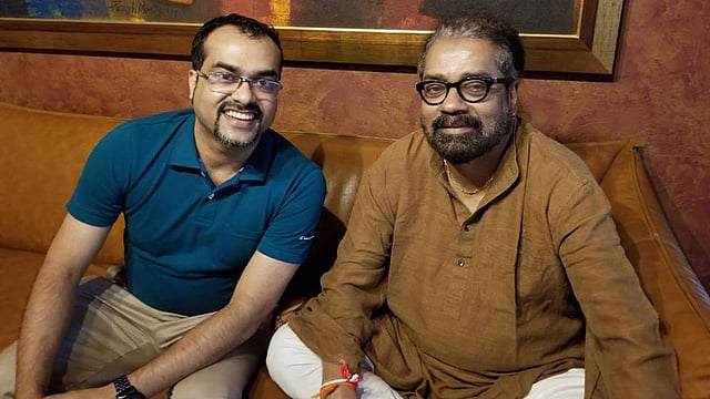 ভারতের মুম্বাইয়ে হরিহরণের বাসায় গীতিকার জুলফিকার রাসেল। ছবি: ফেসবুক থেকে নেওয়া