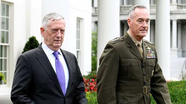 মার্কিন প্রতিরক্ষামন্ত্রী জেমস ম্যাটিস ও জয়েন্ট চিফস অব স্টাফ কমিটির চেয়ারম্যান জেনারেল এফ ডানফোর্ড। ছবি: রয়টার্স