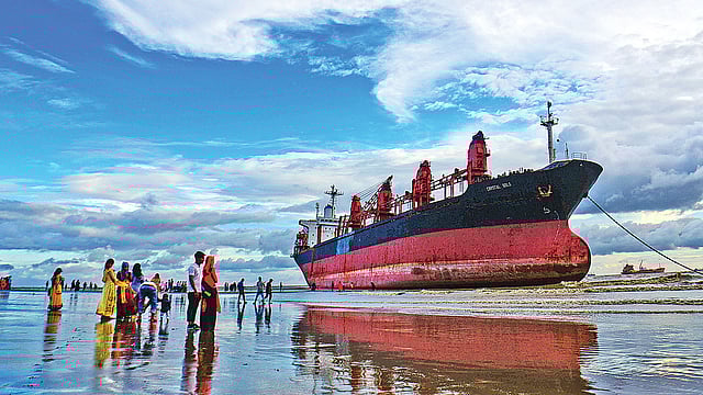 নয়নাভিরাম পারকি সৈকত। অবকাঠামোগত কিছু সুবিধা বাড়লে চট্টগ্রামের আনোয়ারা উপজেলার এই সৈকত বদলে যেত।  ছবি: প্রথম আলো