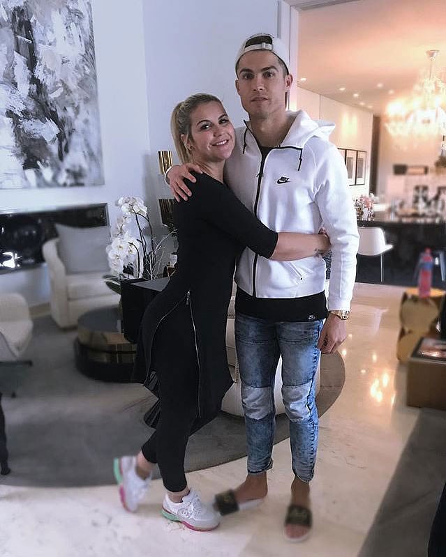 রোনালদো এবং তাঁর বোন কাতিয়া আভেইরো। ছবি: টুইটার