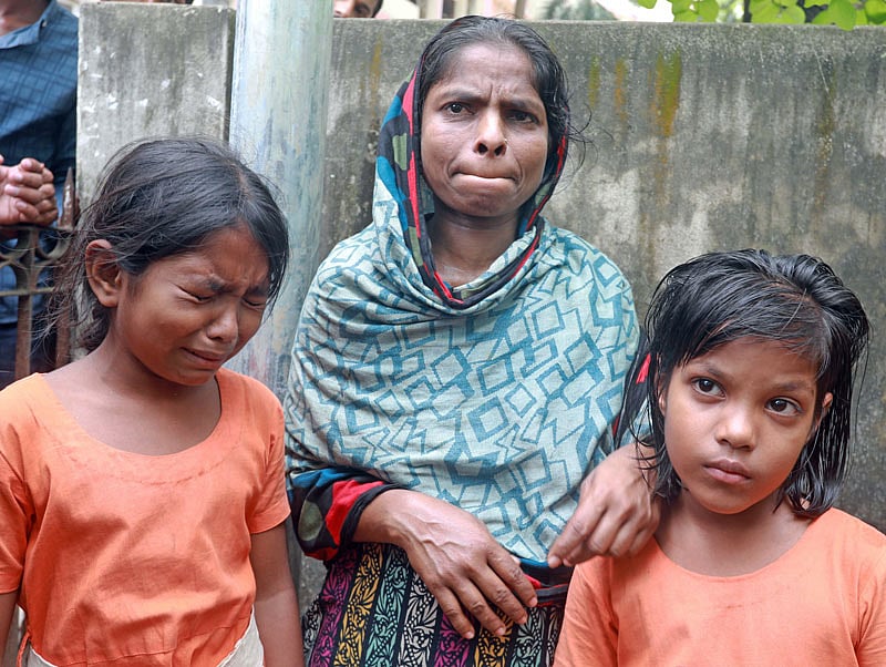 বাবার মৃত্যুর খবর শুনে মা জয়নাব বেগমকে নিয়ে হাসপাতালে ছুটে আসে দুই শিশু তারিন আক্তার (বামে) ও জেরিন আক্তার। তাদের কান্না কেউ থামাতে পারছিল না। গতকাল দুপুর ১২টায় চট্টগ্রাম মেডিকেল কলেজ হাসপাতালের জরুরি বিভাগে।  জুয়েল শীল