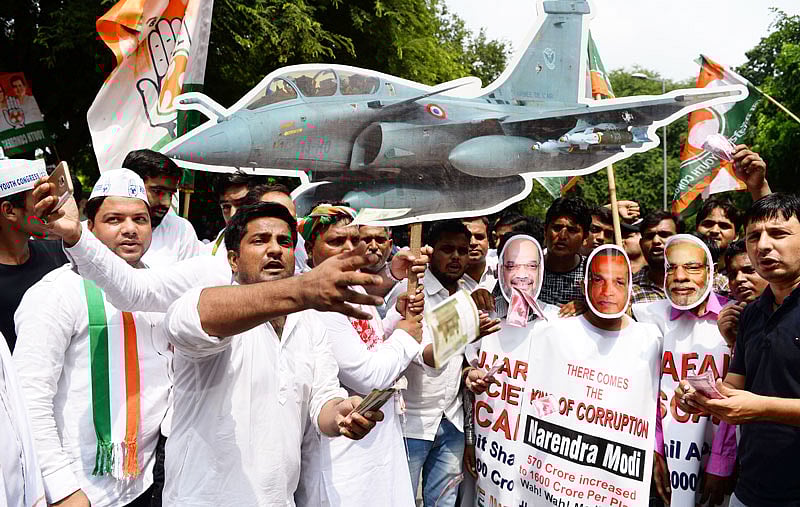 রাফায়েল যুদ্ধবিমান কেনাবেচায় দুর্নীতির অভিযোগ তুলে ভারতের মোদি সরকারের বিরুদ্ধে বিরোধী দল কংগ্রেসের নেতা-কর্মীরা বিক্ষোভ করেন। রাফায়েলের কাটআউট হাতে নিয়ে স্লোগান দেন তাঁরা। গতকাল নয়াদিল্লিতে।  ছবি: এএফপি