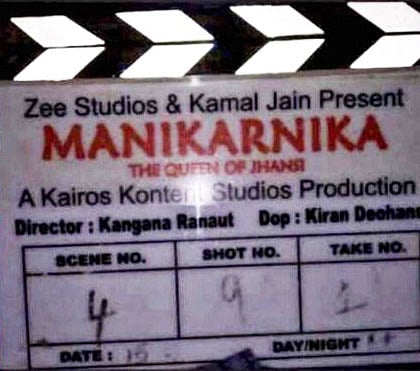 ক্ল্যাপবোর্ডে পরিচালক হিসেবে কঙ্গনার নাম লেখা