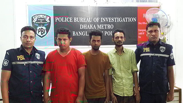 প্রতারক চক্রের তিনজনকে আটক করেছে পিবিআই। ছবি: সংগৃহীত