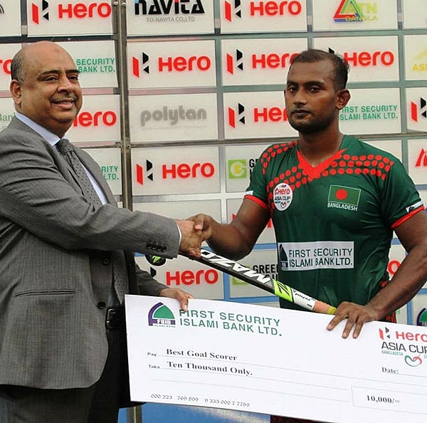 পুরস্কার নিচ্ছেন চয়ন। সংগৃহীত: ছবি