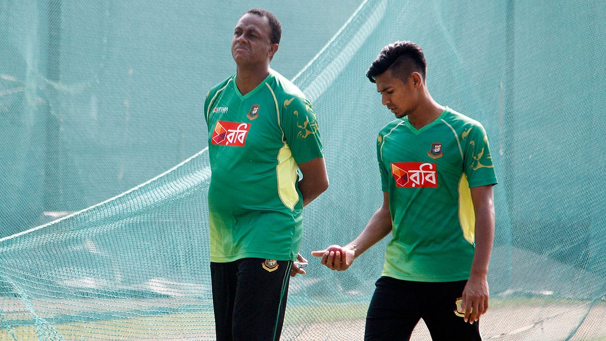 কোর্টনি ওয়ালশের সঙ্গে মোস্তাফিজুর রহমান। ছবি: প্রথম আলো