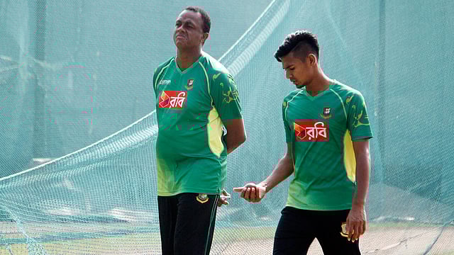 কোর্টনি ওয়ালশের সঙ্গে মোস্তাফিজুর রহমান। ছবি: প্রথম আলো