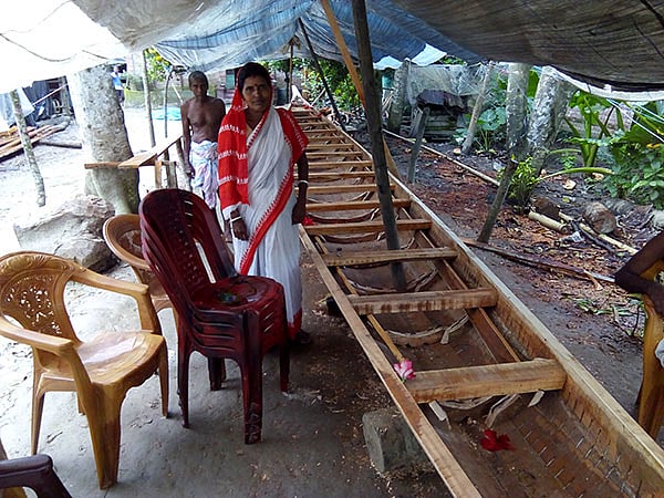 নিজের নৌকা নিয়ে এবার নৌকাবাইচে নামবেন পুতুল মজুমদার। ছবি: প্রথম আলো