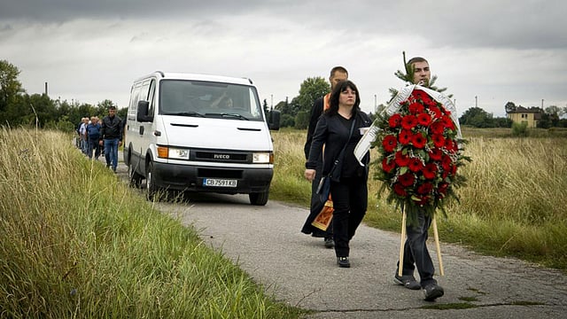 গত শনিবার বুলগেরিয়ার রাজধানী সোফিয়া থেকে ৪০ কিলোমিটার উত্তরে বাস দুর্ঘটনায় ১৭ জন নিহত হন। নিহত লোকজনকে ফুল দিয়ে শ্রদ্ধা জানাতে যাচ্ছেন মানুষ। ছবি: সংগৃহীত