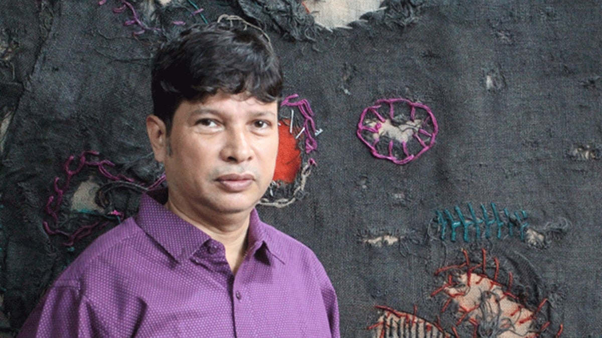 নিজের চিত্রকর্মের সামনে কাজী সাঈদ আহমেদ