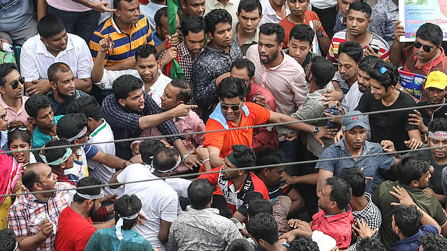 বিএনপির কেন্দ্রীয় কার্যালয়ের সামনে আয়োজিত জনসভার কয়েকটি জায়গায় কর্মীদের মাঝে হট্টগোলও দেখা যায়। নয়াপল্টন, ১ সেপ্টেম্বর। ছবি: দীপু মালাকার