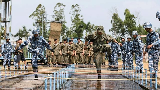 চীন ও রাশিয়ার সেনাদের যৌথ মহড়ার দৃশ্য। ২০১৬ সালে চীনে এই মহড়া হয়েছিল। ছবি: রয়টার্স