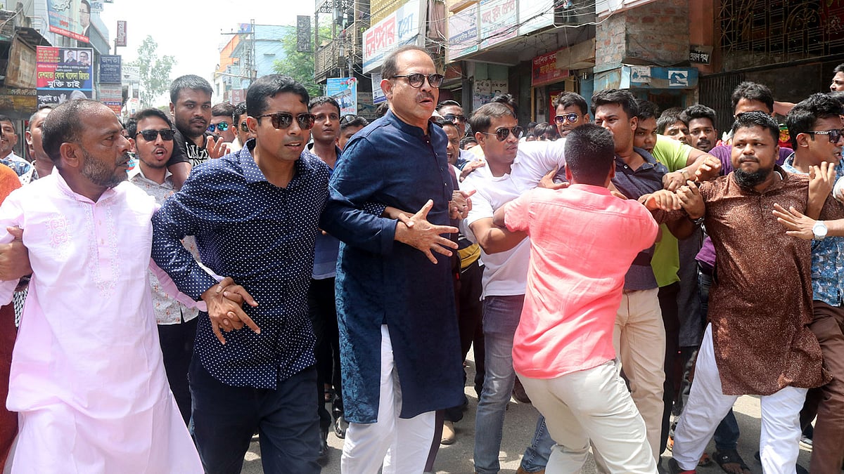 বিএনপির ৪০তম প্রতিষ্ঠাবার্ষিকী উপলক্ষে সমাবেশে মিছিল নিয়ে যোগ দেন বিএনপির সংস্কারপন্থী নেতা বগুড়া-৫ (ধুনট- শেরপুর) আসনের সাবেক সাংসদ গোলাম মোহাম্মদ সিরাজ (নীল পাঞ্জাবি ও চশমা পরা)। বগুড়া শহরের নওয়াববাড়ি সড়কের বিএনপির দলীয় কার্যালয়ের সামনে । ০১ সেপ্টেম্বর বেলা ১১ টায় । ছবি: সোয়েল রানা