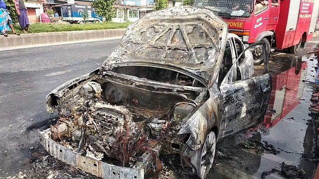 নেপালে উড়োজাহাজ দুর্ঘটনায় নিহত মো. ফারুক হোসেন প্রিয়কের প্রিয় প্রাইভেট কারটি ঢাকা-ময়মনসিংহ মহাসড়কে আগুন ধরে পুড়ে গেছে। মাস্টারবাড়ি, গাজীপুর, ১ সেপ্টেম্বর। ছবি: প্রথম আলো