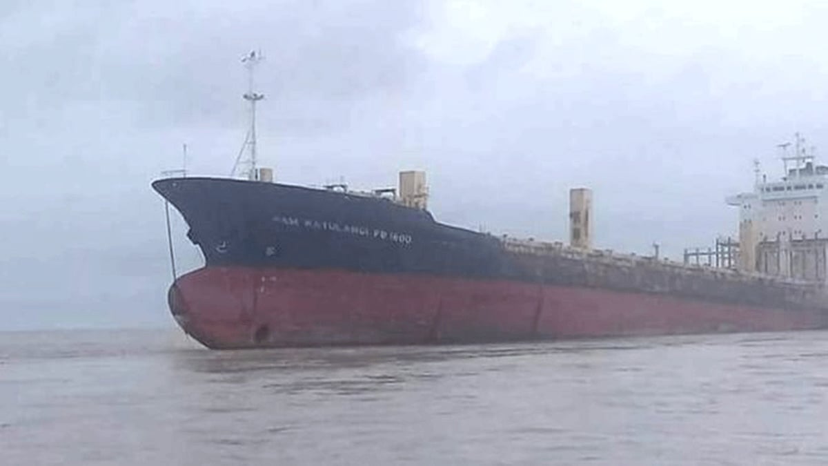 মিয়ানমারে ভেসে আসা বিশাল খালি জাহাজ। ছবিটি ইয়াঙ্গুন পুলিশের ফেসবুক থেকে নেওয়া