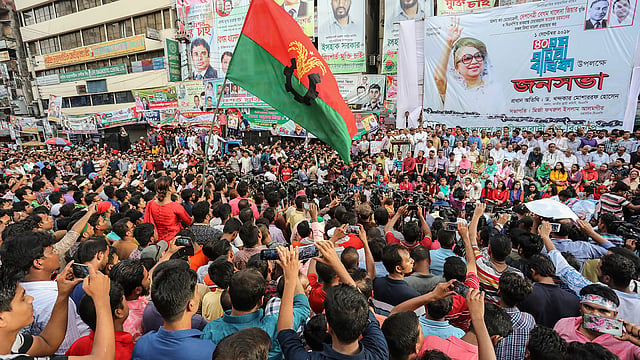 বিএনপির ৪০ তম প্রতিষ্ঠাবার্ষিকী উপলক্ষে নয়াপল্টনে বিএনপির কেন্দ্রীয় কার্যালয়ের সামনে আয়োজিত জনসভায় আসা নেতা-কর্মীদের একাংশ। নয়াপল্টন, ১ সেপ্টেম্বর। ছবি: দীপু মালাকার
