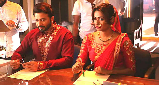 ‘নোলক’ ছবির শুটিংয়ে শাকিব খান ও ববি।