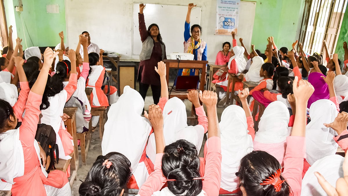 বিভিন্ন বিষয়ে সচেতনতামূলক কর্মসূচিতে অংশ নেন চার তরুণী। গতকাল বরিশালের সরকারি হালিমা খাতুন বালিকা মাধ্যমিক বিদ্যালয়ে। ছবি: প্রথম আলো