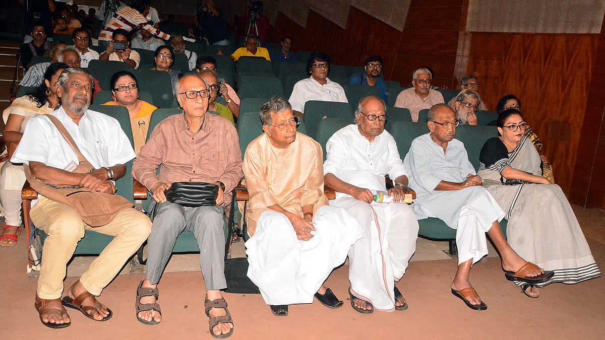 ‘শিল্পী, সাহিত্যিক ও সচেতন নাগরিকদের প্রতিবাদ’ শীর্ষক সমাবেশে বিশিষ্টজনেরা। কলকাতা, ২ সেপ্টেম্বর। ছবি: ভাস্কর মুখার্জি