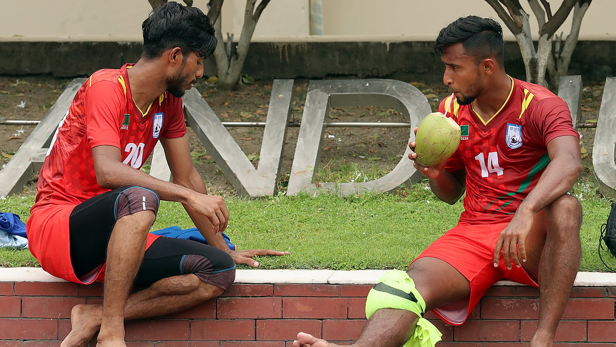 অনুশীলনের ফাঁকে জীবন ও ফরহাদ। ছবি: শামসুল হক