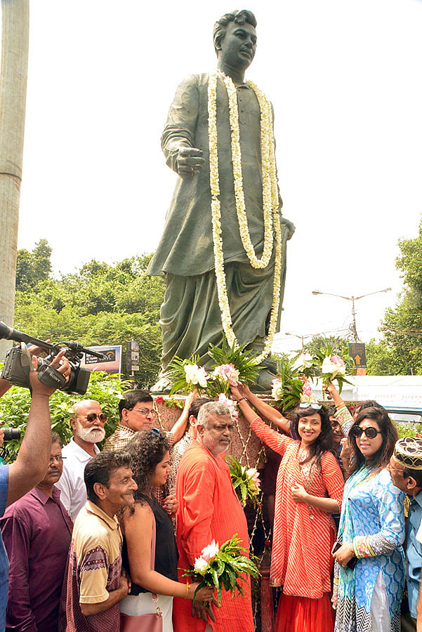 টালিগঞ্জের মহানায়কের মূর্তিতে ফুল দিয়ে শ্রদ্ধা জানানো হয়। ছবি: ভাস্কর মুখার্জি