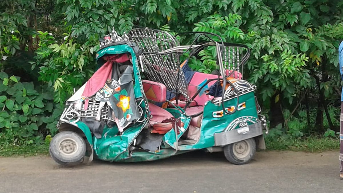 সংঘর্ষে দুমড়েমুচড়ে যাওয়া অটোরিকশা। ছবি: মাহবুবুর রহমান