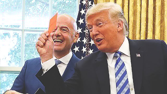 গণমাধ্যমকর্মীদের লাল কার্ড দেখাচ্ছেন ট্রাম্প। ছবি: টুইটার