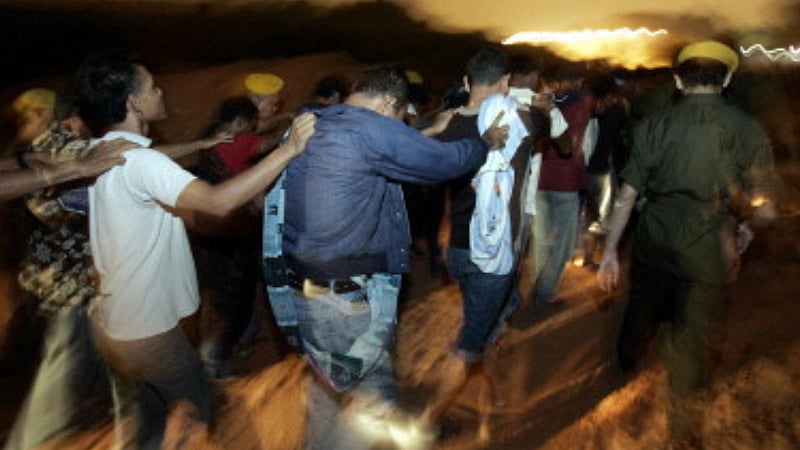 গত বৃহস্পতিবার মালয়েশিয়ায় অবৈধ অভিবাসীদের সাধারণ ক্ষমার মেয়াদ শেষ হয়। এরপর শুক্রবার মধ্যরাত থেকে শুরু হয় অভিযান। এএফপি ফাইল ছবি