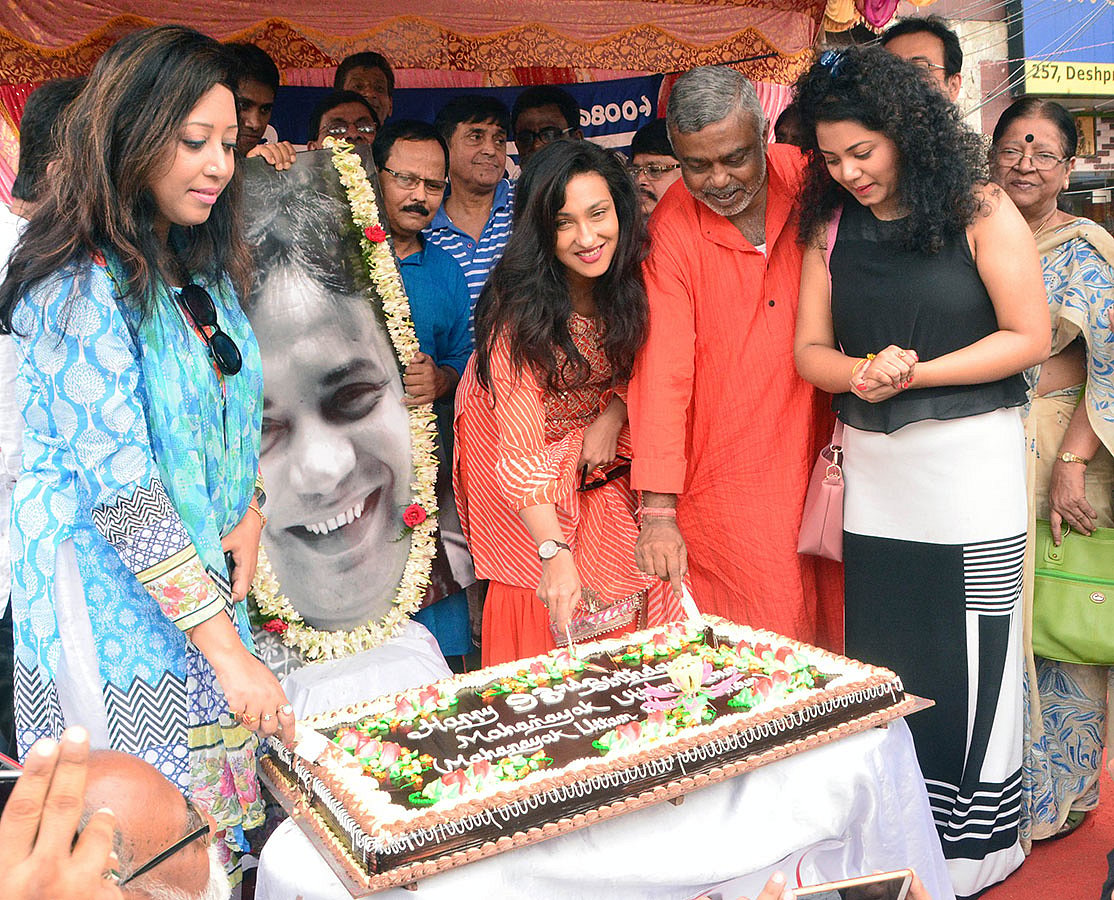 টালিগঞ্জের মহানায়কের জন্মদিনে কেক কেটেছেন শিল্পীরা। ছবি: ভাস্কর মুখার্জি