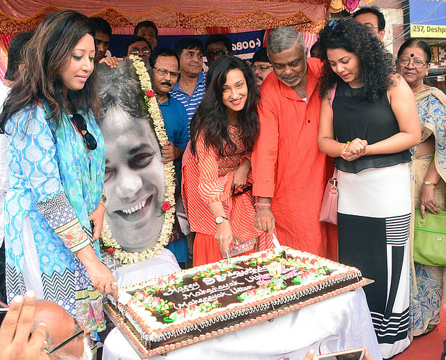 টালিগঞ্জের মহানায়কের জন্মদিনে কেক কেটেছেন শিল্পীরা। ছবি: ভাস্কর মুখার্জি